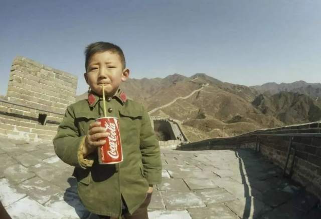 nino-chino-bebiendo-cocacola-en-la-gran-muralla-china